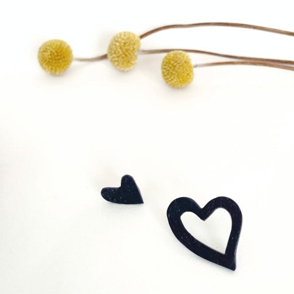 Pendiente diferente corazón Negro