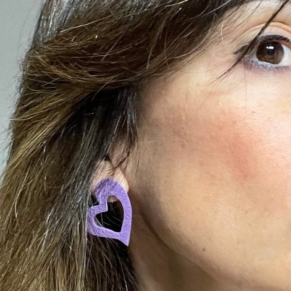 pendientes en forma de contorno corazón grande pegado a la oreja