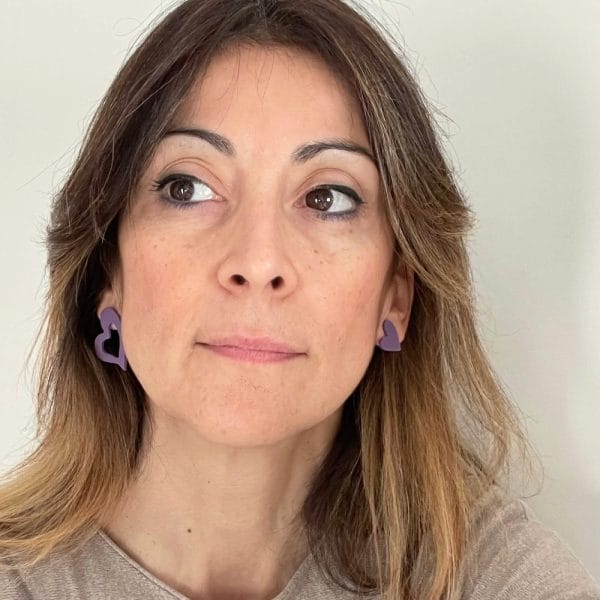 Pendiente en forma de corazón puesto,