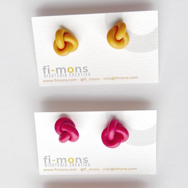 Pendientes con forma de nudo pegados a la oreja en tonos mostaza y rosa