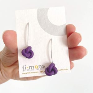 Pendientes con forma de nudo con gancho largo de color morado