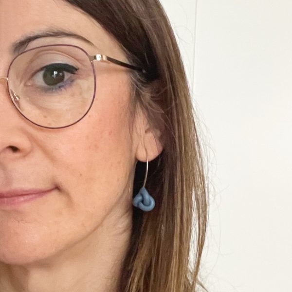Pendientes largo con forma de nudo puesto