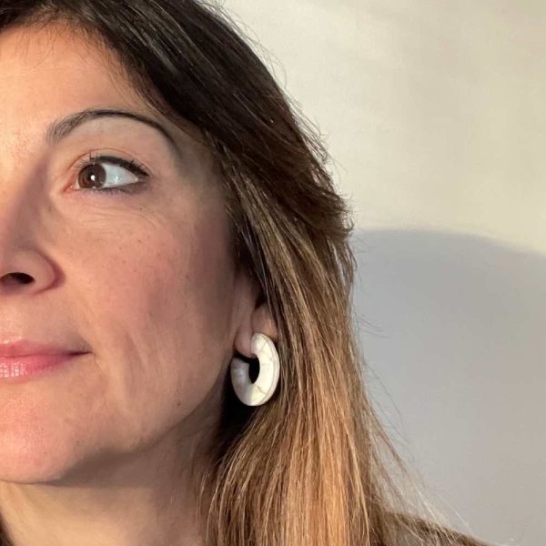 Pendiente Aro efecto marmolados blanco puesto