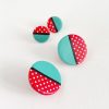 Pendientes Boton Grande puesto con motivo de puntitos sobre fondo rojo estampado típico de los Castellers, combinado con una parte de color verde lisa