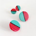 Pendientes Boton Grande puesto con motivo de puntitos sobre fondo rojo estampado típico de los Castellers, combinado con una parte de color verde lisa