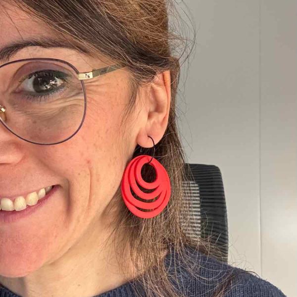 Rosa Aros, originales pendientes en forma de rosa geometrica puestos