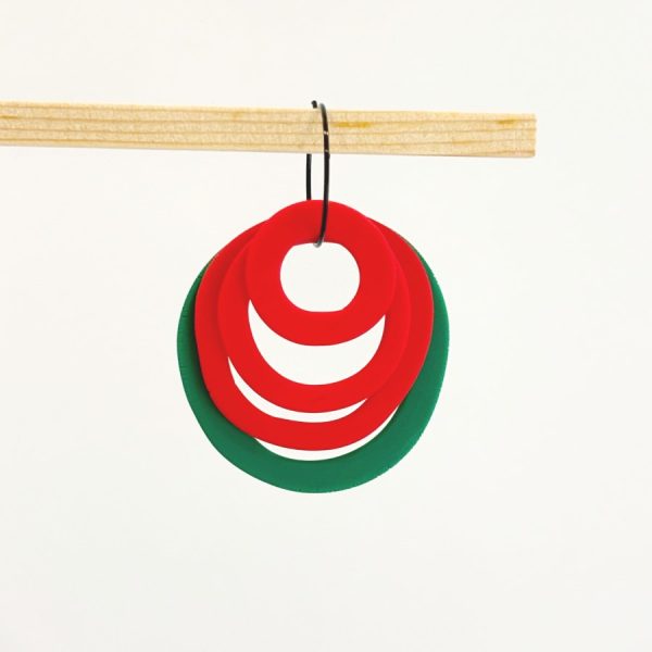 Pendiente grande simula rosa roja con hoja